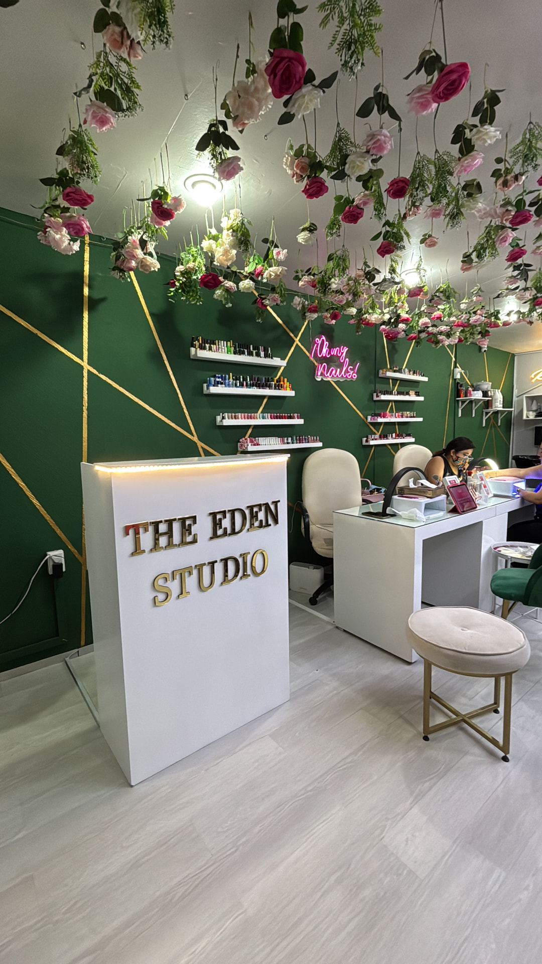 Recepción de The Eden Studio decorada con flores colgantes y detalles dorados